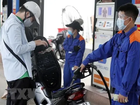 Từ 15h ngày 12/4, giá xăng giảm 830 đồng/lít