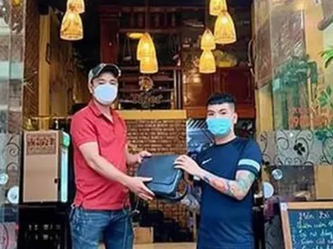 Nghệ An: Chủ quán ăn trả lại chiếc túi chứa gần 1 tỷ đồng cho khách bỏ quên