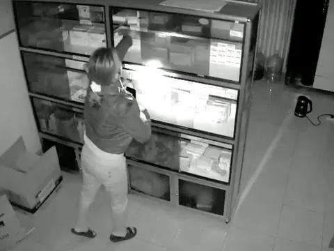 Cách chức trạm trưởng y tế lén lấy thuốc đem ra ngoài bán