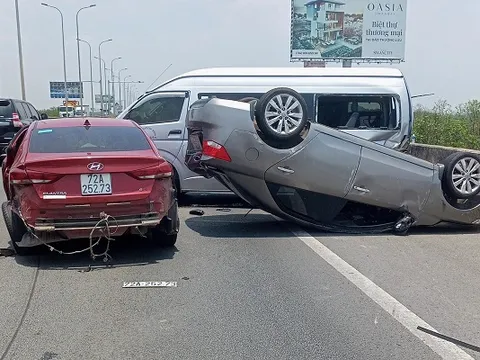 Tai nạn liên hoàn trên cao tốc TP.HCM - Long Thành - Dầu Giây, 3 xe bị hư hỏng