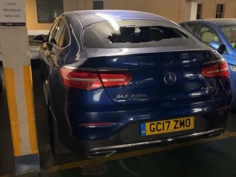 Tuấn Hưng bị trộm đập kính xe khoắng sạch đồ khi đang lưu diễn ở Anh