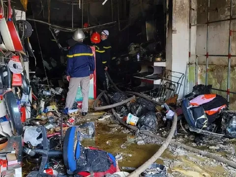 Hà Nội: Giải cứu 4 người bị mắc kẹt trong vụ cháy nhà dân tại Lĩnh Nam