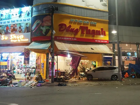 Khởi tố, bắt tạm giam tài xế ô tô đâm vào tiệm bánh mì khiến 6 người bị thương