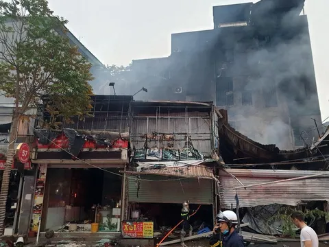 Hà Nội: Cháy lớn tại cửa hàng săm lốp ô tô, lan sang 6 nhà kế bên