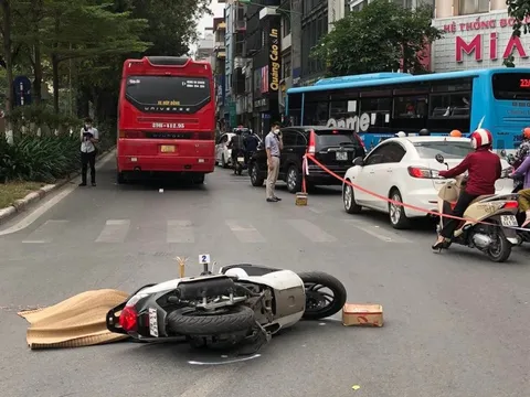Hà Nội: Va chạm với xe khách, người phụ nữ đi xe máy tử vong
