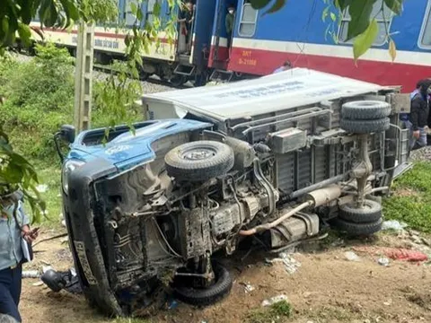 Băng qua đường sắt, xe tải bị tàu hỏa đâm, 2 người thương vong