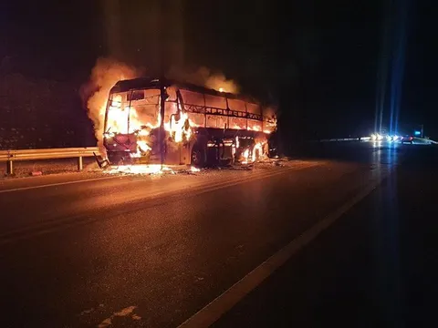 Xe khách giường nằm bốc cháy trên cao tốc Nội Bài - Lào Cai