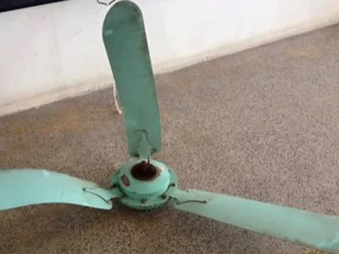 Hà Nội: Quạt trần rơi trong giờ học, 1 học sinh phải nhập viện