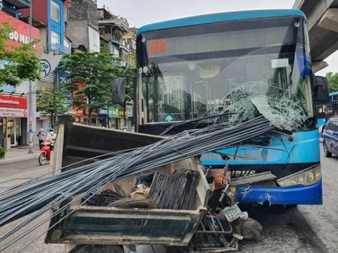 Hà Nội: Xe ba bánh chở sắt dài cả chục mét đâm thủng kính xe buýt