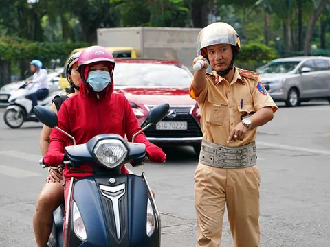 Khi đang lái xe máy không được làm những điều này