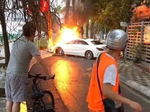 Hà Nội: Đâm vào gốc cây, xe Meredes bốc cháy ở ven hồ Tây