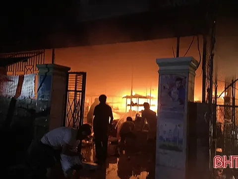 Cháy tiệm tạp hoá ở Hà Tĩnh, 5 người trong một gia đình thoát chết