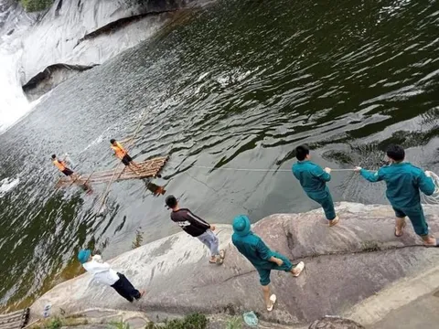 Tìm thấy thi thể người đàn ông mất tích khi tắm thác 7 tầng ở Nghệ An