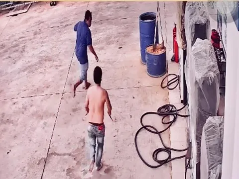 Nhân viên cây xăng bị gã đàn ông dùng kéo đâm gục ở TP.HCM