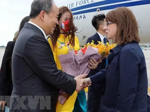 Tổng thống Hy Lạp tới Hà Nội, bắt đầu thăm chính thức Việt Nam