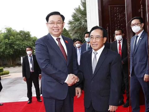 Chủ tịch Quốc hội Vương Đình Huệ hội kiến Thủ tướng Chính phủ Lào