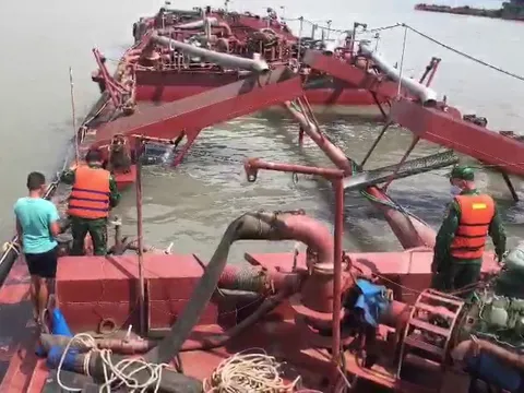 TP.HCM: Bắt giữ tàu khai thác cát trái phép trên biển Cần Giờ