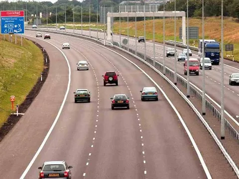 Chạy vào làn dừng khẩn cấp trên cao tốc, ô tô bị phạt như thế nào?