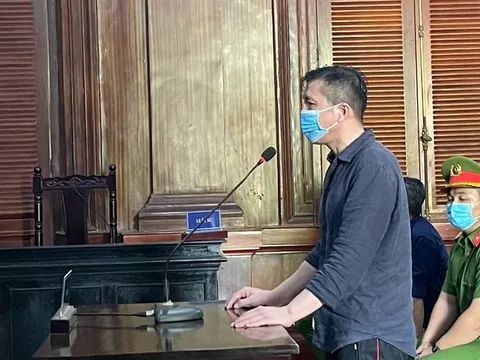 Cựu cảnh sát giao thông môi giới hối lộ bảo kê 'xe vua' lãnh 7 năm tù