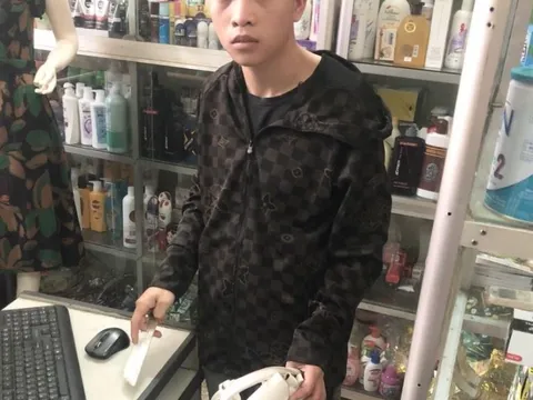 Bắt đối tượng kề dao vào cổ nữ chủ tiệm tạp hóa cướp tiền