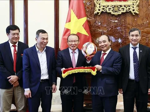 Chủ tịch nước Nguyễn Xuân Phúc tiếp HLV của hai Đội tuyển Bóng đá Việt Nam