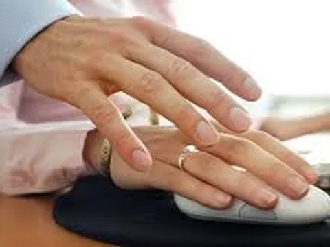 Hành vi quấy rối tình dục tại nơi làm việc sẽ bị xử phạt như thế nào?