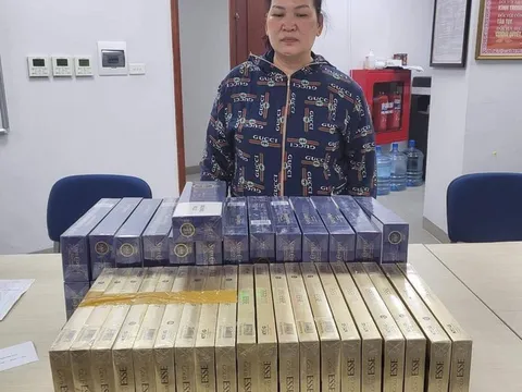 Bắt quả tang 'nữ quái' buôn thuốc lá lậu trên phố cổ Hà Nội