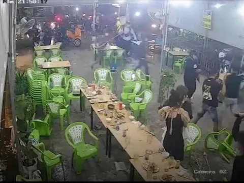TP.HCM: Nhóm thanh niên mang mã tấu chém loạn xạ ở quán ốc