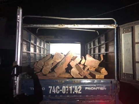 Phát hiện xe ô tô vận chuyển 2 tấn gỗ hương tía không rõ nguồn gốc ở Quảng Trị