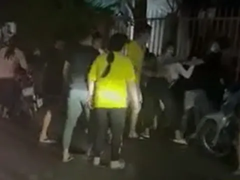 Nữ công nhân 19 tuổi bị chặn đánh hội đồng ở Bình Dương