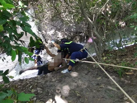 Phát hiện 3 thi thể trong 1 gia đình nổi trên đường thoát nước thải ở Tây Ninh