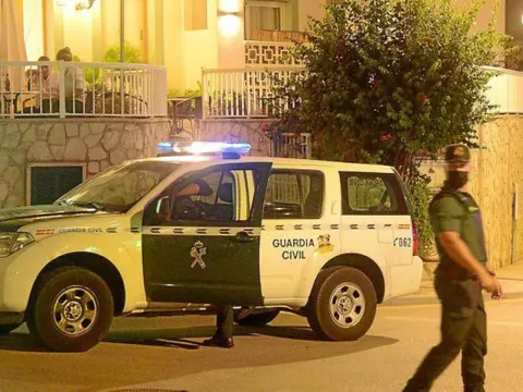 Hai nghệ sĩ Việt Nam bị cáo buộc cưỡng hiếp thiếu nữ 17 tuổi người Anh