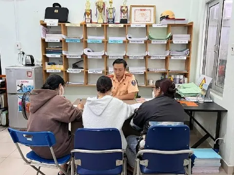 Công an làm việc với nhóm nữ sinh đi xe kẹp 3, đùa giỡn quay TikTok trên phố