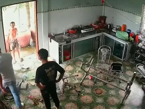 Bắt tạm giam 2 đối tượng đập phá nhà dân ở Long An