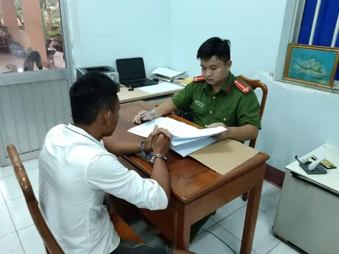 Tạm giữ hình sự thanh niên nhiều lần xâm hại em gái ruột 13 tuổi
