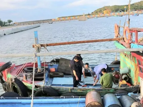 Quảng Bình: Bắt giữ 2 tàu chở 7000 lít dầu không rõ nguồn gốc