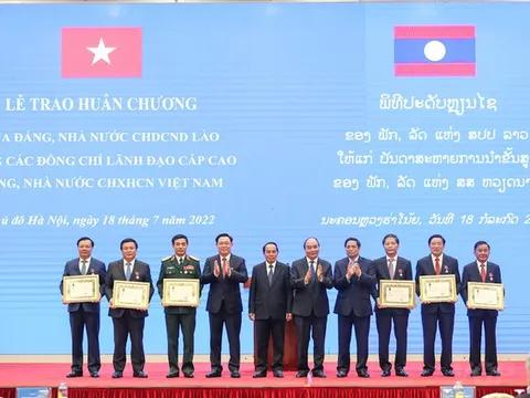 Lãnh đạo cấp cao Việt Nam nhận Huân chương cao quý của Nhà nước Lào