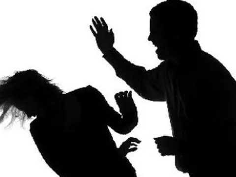 Hà Tĩnh: Uống rượu say rồi đánh vợ, người đàn ông bị phạt 7,5 triệu đồng