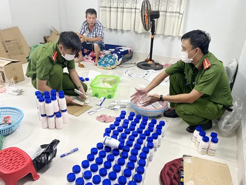 Tạm giữ đối tượng sản xuất thuốc bảo vệ thực vật giả ở An Giang