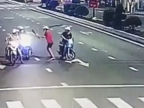 Truy tìm thủ phạm chém người khi dừng đèn đỏ lúc rạng sáng