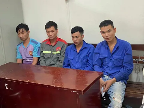 Bắt nhóm công nhân trộm nắp cống ở Hà Nội