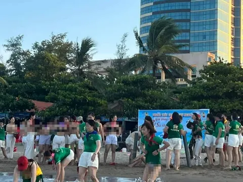 Vụ nhóm nữ du khách lột áo ngực ở Cửa Lò: Phạt 400 nghìn đồng