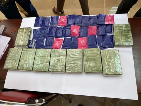 Bắt đối tượng vận chuyển 9 bánh heroin và 30 túi hồng phấn trên cao tốc