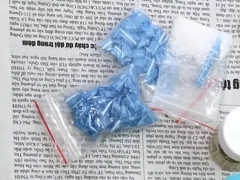 Bắt tạm giam 'nữ quái' giấu ma túy trong gần 120 đoạn ống hút