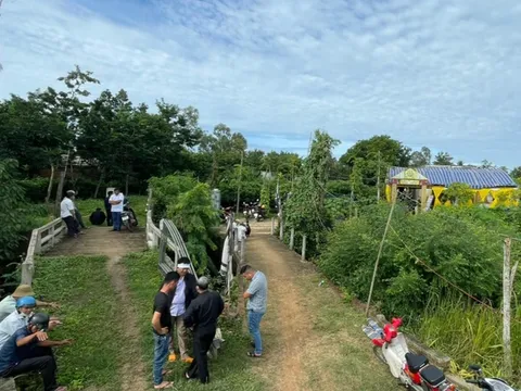 Phát hiện thi thể người đàn ông đang phân hủy trong rừng, bên trên phủ tấm bạt nilon