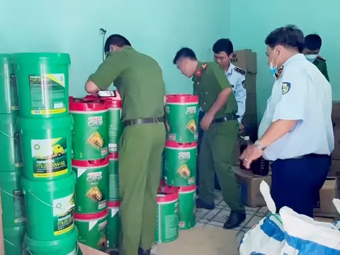 An Giang: Phát hiện số lượng lớn dầu nhớt nghi giả các thương hiệu nổi tiếng