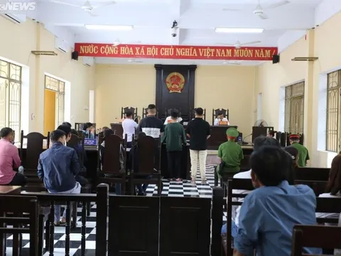 Đâm chết thầy hiệu trưởng để cướp tài sản, nam sinh lĩnh án 12 năm tù