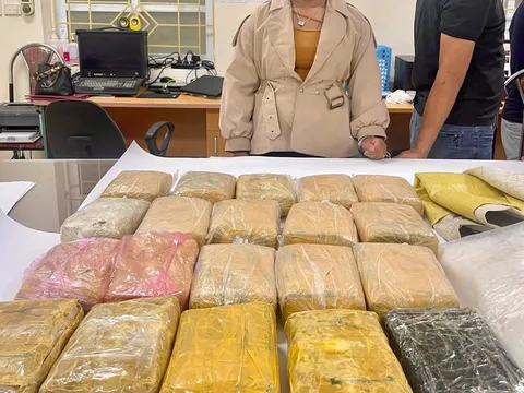 Lào Cai: Bắt quả tang 'nữ quái' giấu 120.000 viên ma túy tổng hợp trong bao tải