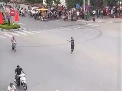 Thanh Hóa: Cảnh sát vây bắt kẻ cầm dao gây náo loạn đường phố ở Sầm Sơn