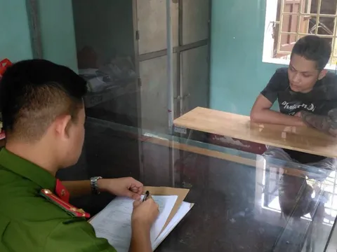 Khởi tố đối tượng dùng 'ảnh nóng' của bạn gái để tống tiền